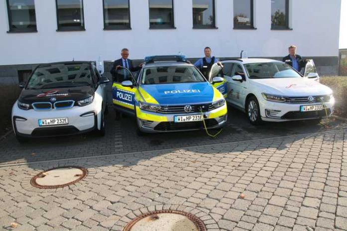 Drei Elektroautos, v.l. Polizeipräsident Günther Voß, Polizeioberkommissar Steffen Tost (Polizeistation Fulda), Polizeioberkommissar Siegfried Neumann (Leiter Fahrzeugwesen)