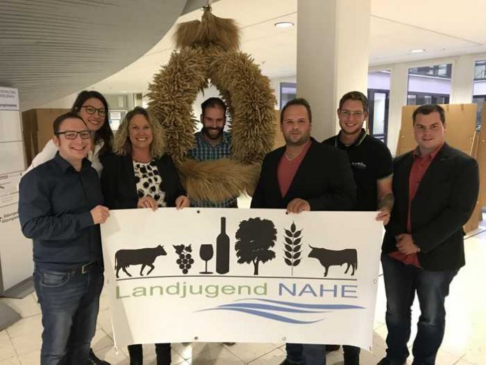 Im Foyer der Kreisverwaltung wurde durch die Landjugend Nahe wieder eine Erntekrone angebracht Quelle: Kreisverwaltung Bad Kreuznach Im Foyer der Kreisverwaltung wurde durch die Landjugend Nahe wieder eine Erntekrone angebracht Quelle: Kreisverwaltung Bad Kreuznach