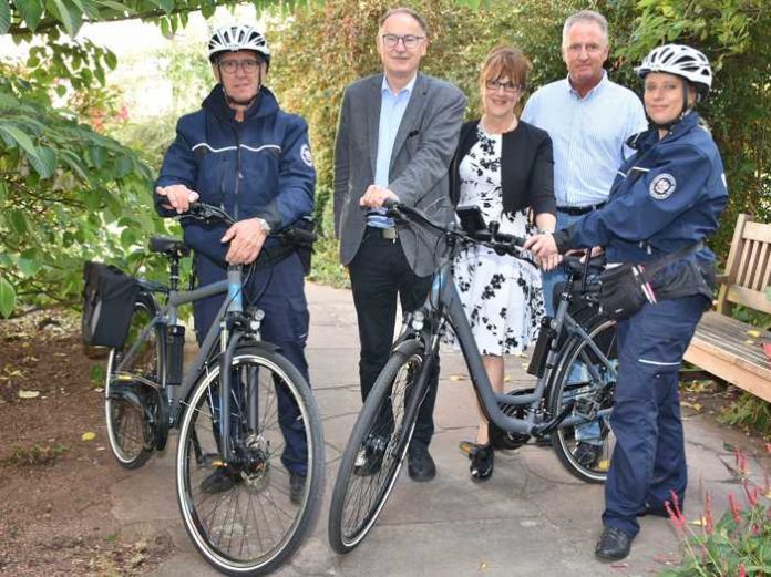 Walfried Günther (li.) und Christine Brehm (re.) sind mit ihren Rädern nun auf Kontrolltour in der Stadt unterwegs. Bürgermeister Hans-Joachim Kosubek, Bereichsleiterin Angelika Zezyk und Abteilungsleiter Stefan Laskowski (hinten von links) stellten die neue Fahrradstreife der Ordnungsbehörde vor. Foto: Stadt Worms