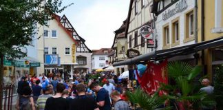 Bis zum Spielbeginn hat das Fußball-Fanfest auf der Bahnhofstraße geöffnet.