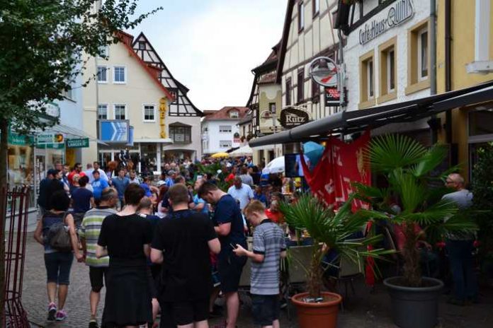 Bis zum Spielbeginn hat das Fußball-Fanfest auf der Bahnhofstraße geöffnet.