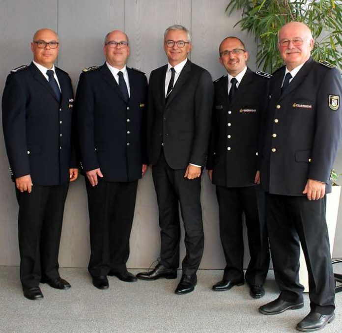 Bertram Maier und Bernd Molitor wurden zu Stellvertretenden Kreisbrandmeistern bestellt. Landrat Dr. Christoph Schnaudigel, der künftige Kreisbrandmeister Jürgen Bordt und Kreisbrandmeister Thomas Hauck gratulierten. (v.l.n.r.) Bertram Maier und Bernd Molitor wurden zu Stellvertretenden Kreisbrandmeistern bestellt. Landrat Dr. Christoph Schnaudigel, der künftige Kreisbrandmeister Jürgen Bordt und Kreisbrandmeister Thomas Hauck gratulierten. (v.l.n.r.)