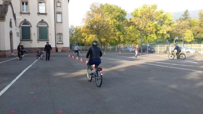 Obwohl einige Frauen zum ersten Mal auf einem Fahrrad sitzen, üben sie mutig und begeistert bremsen, schalten und abbiegen. (Foto: Stadtverwaltung Neustadt)