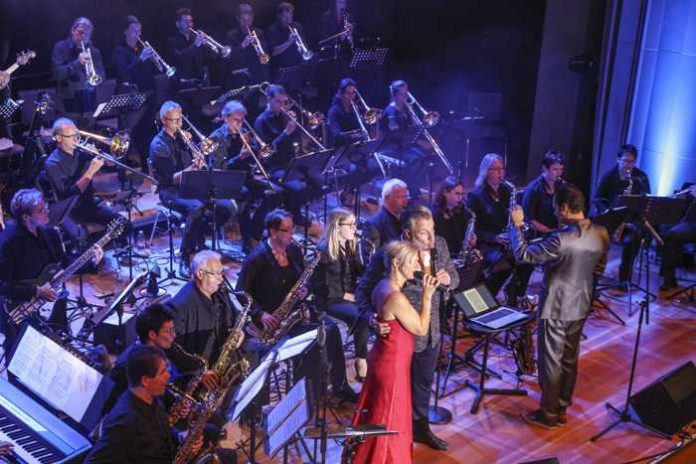 Begeisterte die 600 Gäste des Gala-Konzertes: die BigBand des Landratsamtes Karlsruhe mit Stargast Marc Marshall und Sängerin Tanja Frank (beide Bildmitte). Foto: Fabry