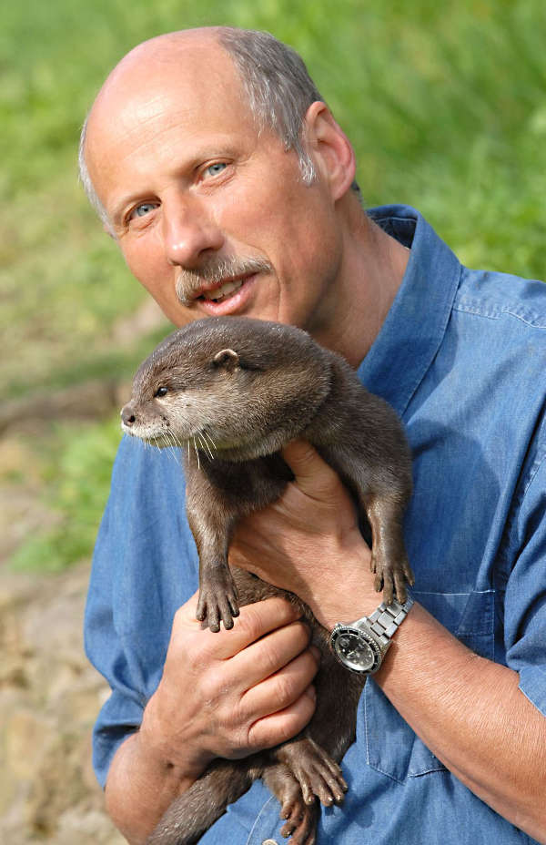 Dr. Wolfgang Gettmann mit seinem Fischotter Nemo. (Foto: Monika Franck)