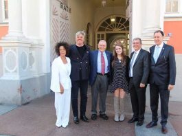 Gruppenbild vor Rathaus, v.li.: Michaela Layher, Hermann Layher, Fred Haise, Dakota Woodall, OB Hansjörg Eger, Ausstellungsleiter Gerhard Daum - FOTO: Stadt Speyer