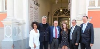 Gruppenbild vor Rathaus, v.li.: Michaela Layher, Hermann Layher, Fred Haise, Dakota Woodall, OB Hansjörg Eger, Ausstellungsleiter Gerhard Daum - FOTO: Stadt Speyer