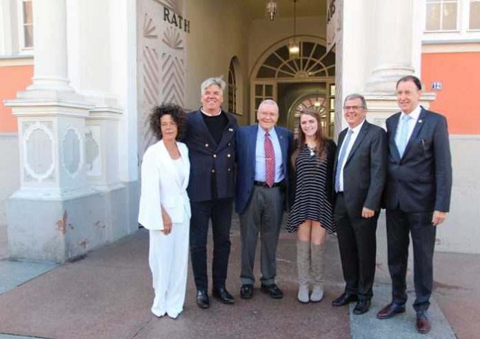 Gruppenbild vor Rathaus, v.li.: Michaela Layher, Hermann Layher, Fred Haise, Dakota Woodall, OB Hansjörg Eger, Ausstellungsleiter Gerhard Daum - FOTO: Stadt Speyer