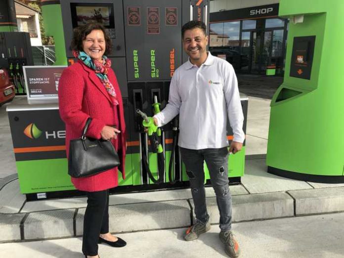 Bürgermeisterin Ilona Volk informierte sich vor Ort bei Tankstellenpartner Mohamed Elshafi über die neue HEM-Station in Schifferstadt.
