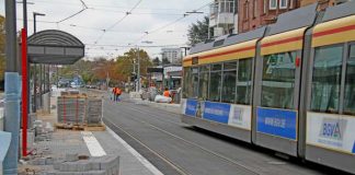 Einen Qualitätsgewinn für alle Fahrgäste bedeutet der barrierefreie Umbau der Haltestelle Hauptfriedhof in der Haid-und-Neu-Straße. Derzeit laufen noch die Restarbeiten bis zur offiziellen Inbetriebnahme am 30. Oktober (Foto: VBK)