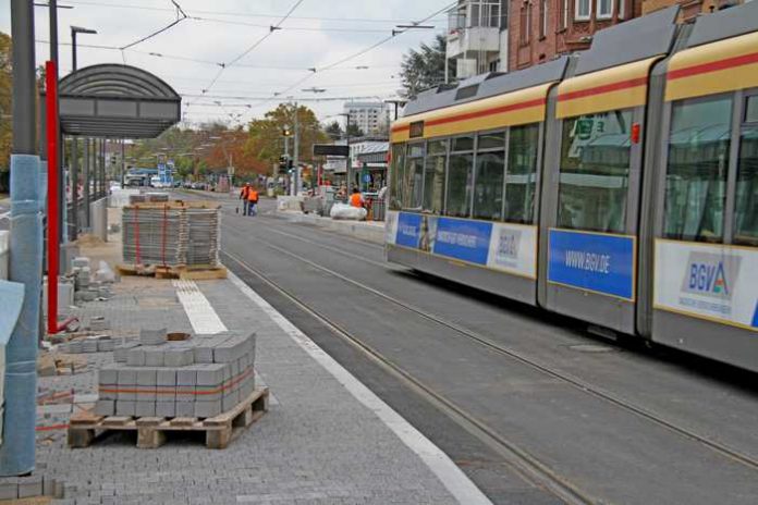 Einen Qualitätsgewinn für alle Fahrgäste bedeutet der barrierefreie Umbau der Haltestelle Hauptfriedhof in der Haid-und-Neu-Straße. Derzeit laufen noch die Restarbeiten bis zur offiziellen Inbetriebnahme am 30. Oktober (Foto: VBK)