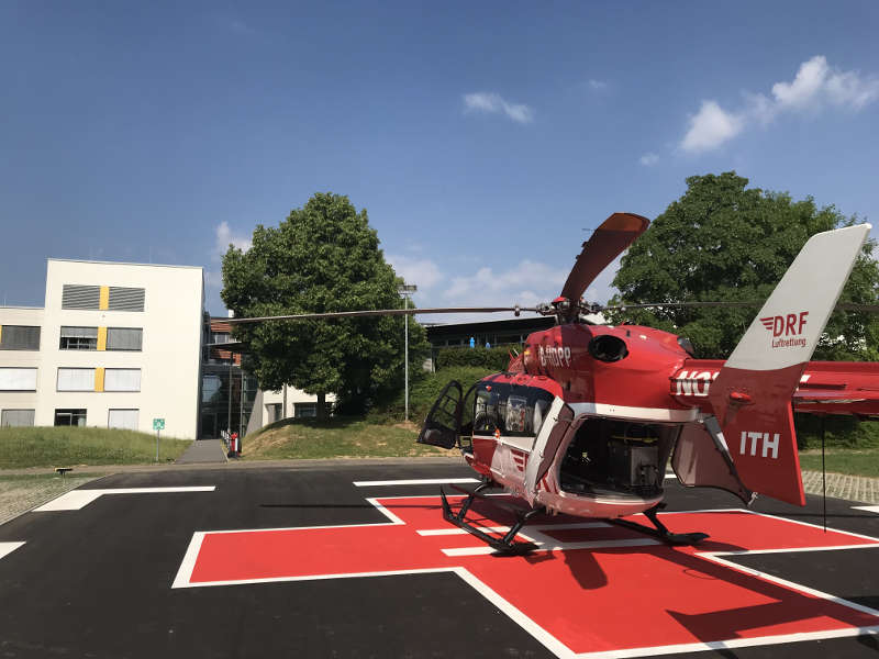 Der Hubschrauberlandplatz am Standort Buchen der Neckar-Odenwald-Kliniken wurde gemäß aktueller Anforderungen umgebaut. Nun wurde das Projekt offiziell abgeschlossen. (Foto: Neckar-Odenwald-Kliniken)