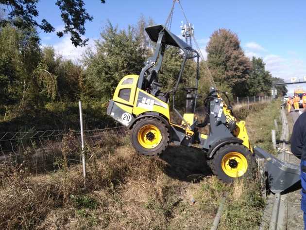 Ein Abschleppdienst barg den Bagger aus dem Straßengraben der Autobahn Ein Abschleppdienst barg den Bagger aus dem Straßengraben der Autobahn