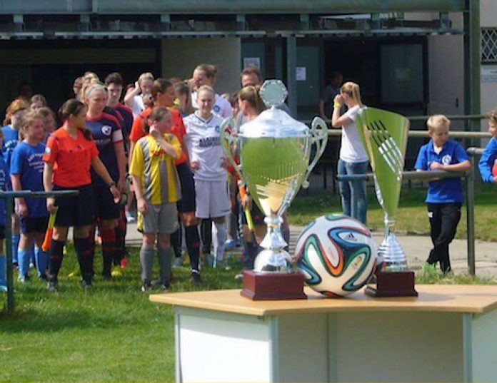Der begehrte Pokal (Foto: Hannes Blank)