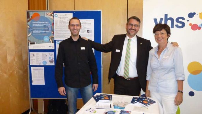 OB Weigel besucht den Stand der VHS Neustadt, links Christian Weber, rechts Dr. Dagmar Fries. (Foto: Stadtverwaltung Neustadt)