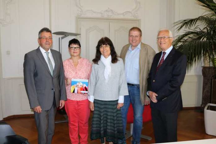 Foto Stadt Weinheim: v.l. Dr. Torsten Fetzner, Vera Jöst, Elfie Rentrop, , Andreas Kränzle, Prof. Dr. Ulrich Abshagen.