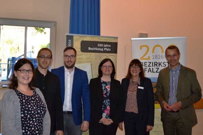 Gemeinsam bei der Premiere der neuen Veranstaltungsreihe „Tag der Pfalzgeschichte“: Bürgermeister Dr. Maximilian Ingenthron, Stadtarchivarin Christine Kohl-Langer, Dr. Sabine Klapp, Direktorin am Institut für pfälzische Geschichte und Volkskunde in Kaiserslautern, Florian Büttner, Doktorand an der Universität München, Aaron Pattee, Doktorand an der Universität Heidelberg und die Abteilungsleiterin am Institut für pfälzische Geschichte und Volkskunde in Kaiserslautern, Barbara Schuttpelz (v.r.n.l.).