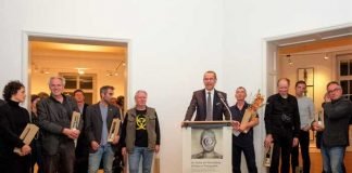 Bürgermeister und Kulturdezernent Dr. Maximilian Ingenthron begrüßte die zahlreichen Besucherinnen und Besucher der Vernissage in der Städtischen Galerie Villa Streccius. Quelle: Stadt Landau in der Pfalz