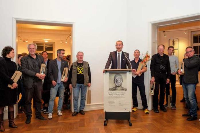 Bürgermeister und Kulturdezernent Dr. Maximilian Ingenthron begrüßte die zahlreichen Besucherinnen und Besucher der Vernissage in der Städtischen Galerie Villa Streccius. Quelle: Stadt Landau in der Pfalz