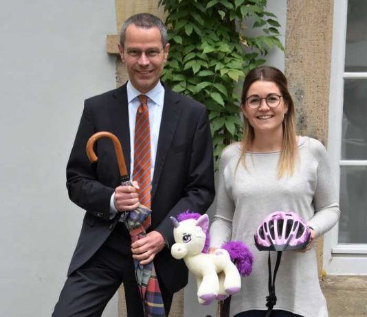 Bürgermeister Dr. Maximilian Ingenthron und Angelina Wind, Leiterin des Bürgerbüros, mit einer Auswahl der Artikel, die bei der jüngsten Online-Versteigerung der Stadt Landau die Besitzerin bzw. den Besitzer gewechselt haben. Quelle: Stadt Landau in der Pfalz