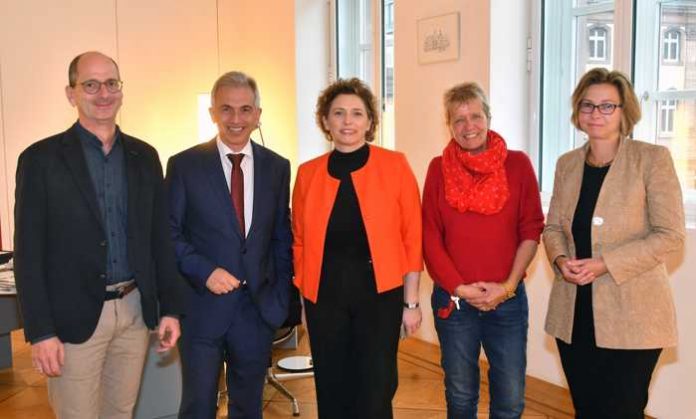 OB Peter Feldmann empfängt Frankfurter Bundestagsabgeordnete: (l-r) Achim Kessler, Peter Feldmann, Nicola Beer, Ulli Nissen, Bettina Wiesmann Foto: Rainer Rueffer Stadt Frankfurt