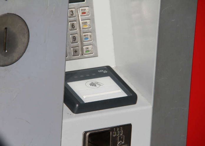 Bequem und schnell zur gewünschten Fahrkarte: Die stationären Fahrscheinautomaten von VBK und AVG sind nun mit der Technik für kontaktloses Bezahlen per Kreditkarte ausgerüstet (Foto: VBK)