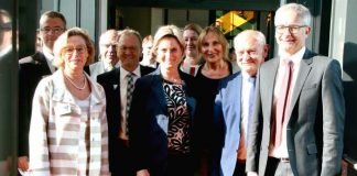 Wirtschaftsministerin Dr. Nicole Hoffmeister-Kraut (Bildmitte) eingerahmt von Schulleiterin Barbara Sellin (links) und Landrat Dr. Christoph Schnaudigel (rechts) bei ihrem Besuch in Bretten, der auf großes Interesse bei den Landtagsabgeordneten und Kreistagsvertretern stieß.