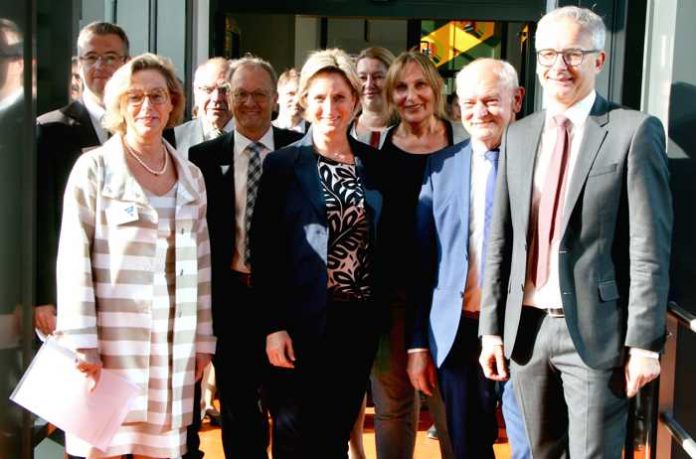 Wirtschaftsministerin Dr. Nicole Hoffmeister-Kraut (Bildmitte) eingerahmt von Schulleiterin Barbara Sellin (links) und Landrat Dr. Christoph Schnaudigel (rechts) bei ihrem Besuch in Bretten, der auf großes Interesse bei den Landtagsabgeordneten und Kreistagsvertretern stieß.