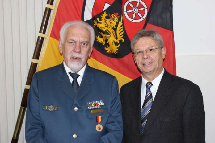 Kurt Schnörringer und SGD-Süd-Präsident Hans-Jürgen Seimetz (Foto: SGD Süd)