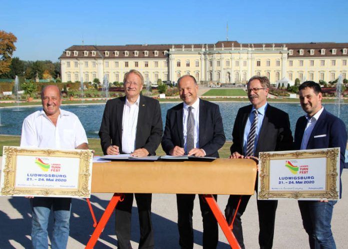 Auf dem Bild (von links): Franz Weckesser (Stellvertretender Vorsitzender des Stadtverbands für Sport Ludwigsburg), Wolfgang Drexler (Präsident Schwäbischer Turnerbund), Werner Spec (Oberbürgermeister Stadt Ludwigsburg), Konrad Seigfried (Erster Bürgermeister Stadt Ludwigsburg), Raphael Dahler (Leiter des Fachbereichs Sport und Gesundheit der Stadt Ludwigsburg). (Foto: STB)