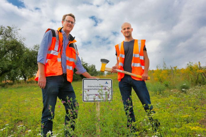 Zahlreiche Maßnahmen für die Natur gehören ebenfalls zu Ausbauprojekt der ViA6West entlang der Autobahn. Geschäftsführer Alexander Herrmann (links) hier zusammen mit David Kunderer vom Regierungspräsidium Stuttgart beim Aufstellen der Hinweisschilder. (Foto: ViA6West/Endres)
