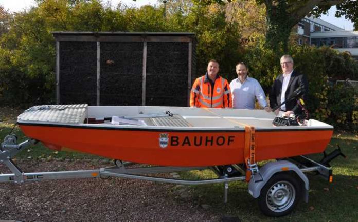 v. l: Timo Becker (Sachgebietsleiter Straßenunterhaltung), Bauhof-Leiter Hans Kaluza und Bürgermeister Wolfgang Heinrich freuen sich über das neue Boot des Bauhofs.