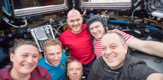 Ein Team im Weltraum – die ISS-Expedition 56-Crew (von links): Serena Auñón-Chancellor (Bordingenieurin/USA), Sergei Walerjewitsch Prokopjew (Bordingenieur/Russland), Andrew J. Feustel (Kommandant/USA), Alexander Gerst (Bordingenieur/Deutschland), Oleg Germanowitsch Artemjew (Bordingenieur/Russland), Oleg Germanowitsch Artemjew (Bordingenieur/Russland) und Richard R. Arnold (Bordingenieur/USA). (Quelle: ESA/NASA)