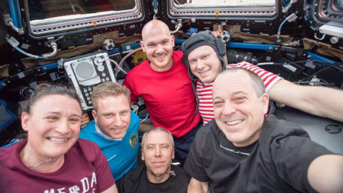 Ein Team im Weltraum – die ISS-Expedition 56-Crew (von links): Serena Auñón-Chancellor (Bordingenieurin/USA), Sergei Walerjewitsch Prokopjew (Bordingenieur/Russland), Andrew J. Feustel (Kommandant/USA), Alexander Gerst (Bordingenieur/Deutschland), Oleg Germanowitsch Artemjew (Bordingenieur/Russland), Oleg Germanowitsch Artemjew (Bordingenieur/Russland) und Richard R. Arnold (Bordingenieur/USA). (Quelle: ESA/NASA)