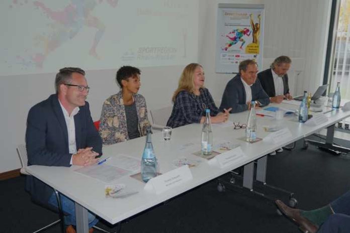 das hochkarätig besetzte Podium (v.l.): Thomas Grausam (BKK Pfalz), Weitsprung-Europameisterin Malaika Mihambo, Gabriele Hartmann (SAP), der Vorstandsvorsitzende der Sportregion Rhein-Neckar Prof. Dr. Eckart Würzner und Frank Schlageter (S.I.M. Marketing).