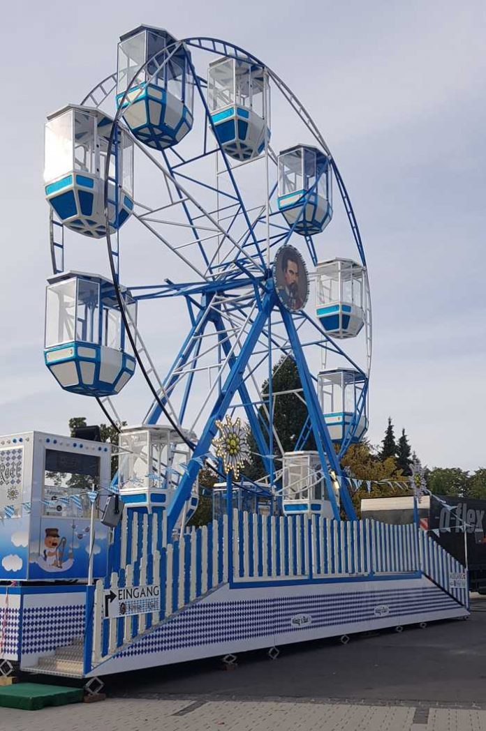 Das 18 Meter hohe Riesenrad (aufgenommen in Kirchberg im Hunsrück) der Kreuznacher Schaustellerfamilie Moser-Steinker, Foto: Dominik Steinker