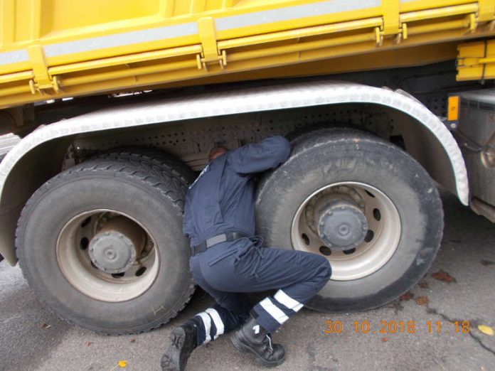 Kontrolle eines LKW (Foto: Polizei RLP)