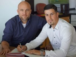 05-Sportvorstand Rouven Schröder (links) und Ahmet Gürleyen bei der Vertragsunterzeichnung (Foto: Mainz 05)