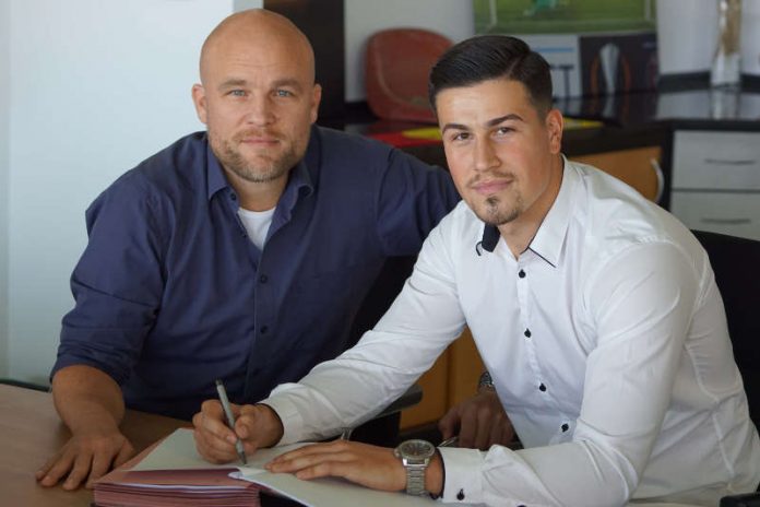 05-Sportvorstand Rouven Schröder (links) und Ahmet Gürleyen bei der Vertragsunterzeichnung (Foto: Mainz 05) 05-Sportvorstand Rouven Schröder (links) und Ahmet Gürleyen bei der Vertragsunterzeichnung (Foto: Mainz 05)