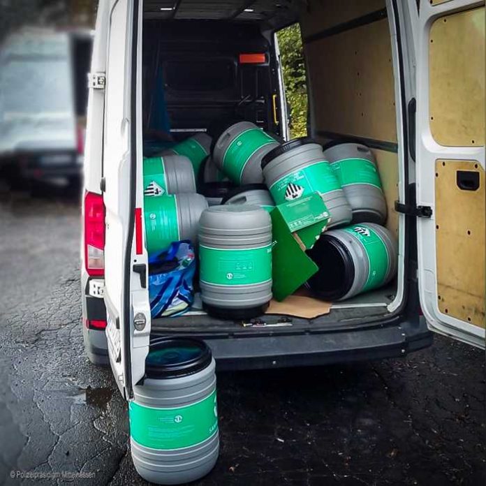 Sprinter mit Kunstofffässern und Batterien Sprinter mit Kunstofffässern und Batterien