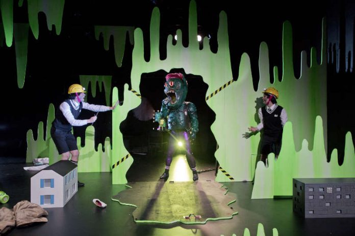 Marcel Schubbe (Sean), Massoud Baygan (Mr. Ak), Lea Wittig (Holly) (Foto: Sebastian Bühler) Marcel Schubbe (Sean), Massoud Baygan (Mr. Ak), Lea Wittig (Holly) (Foto: Sebastian Bühler)
