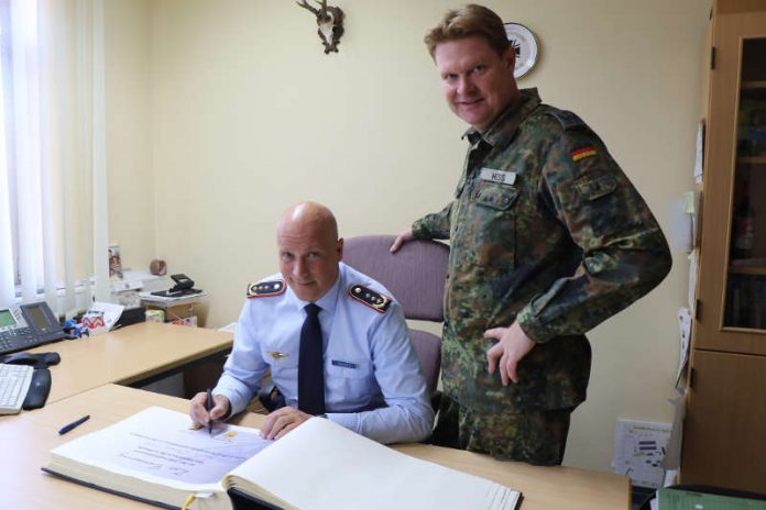 Generalleutnant Ingo Gerhartz und Oberstleutnant Martin Hess (Foto: Bundeswehr)