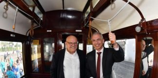 Verkehrsdezernet Osterling und Oberbürgermeister Feldmann in historischem Stadtbahnwagen (Foto: Stadt Frankfurt/Rainer Rüffer)