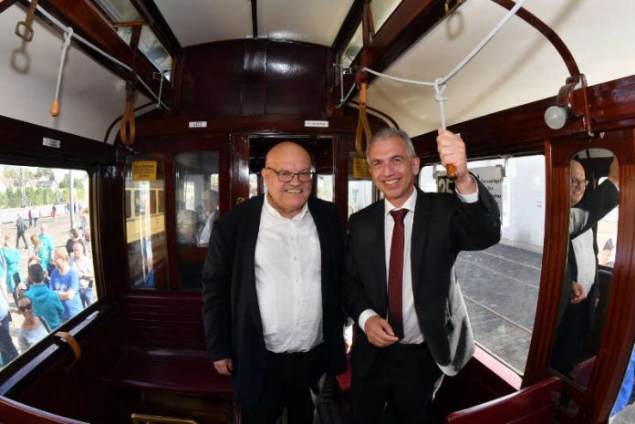 Verkehrsdezernet Osterling und Oberbürgermeister Feldmann in historischem Stadtbahnwagen (Foto: Stadt Frankfurt/Rainer Rüffer)