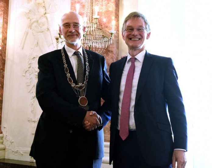 Rektoratsübergabe an der Universität Mannheim: Prof. Dr. Ernst-Ludwig von Thadden übergibt die Amtskette an Prof. Dr. Thomas Puhl (Foto: Thomas Tröster)