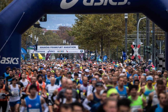 Neuen Teilnehmerrekord erreicht, Weltklasse-Zeiten bei den Eliteathleten, schnellstes Frauenrennen aller Zeiten in Deutschland: Die 37. Ausgabe des Mainova Frankfurt Marathon hat die Zuschauer und Teilnehmer gleichermaßen begeistert. „Es war all das zu sehen, was die Faszination Marathon ausmacht“, sagt Renndirektor Jo Schindler. (Foto: Mainova Frankfurt Marathon)