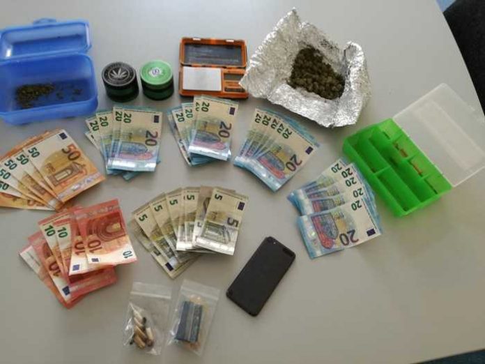 Sichergestellte Drogen, mutmaßliches Dealgeld sowie weitere Gegenstände