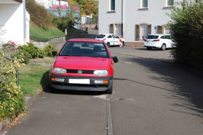 Neben dem ganz rechts geparkten PKW war relativ viel Platz zum vorbeifahren.