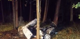 Ausgebranntes unfallfahrzeug