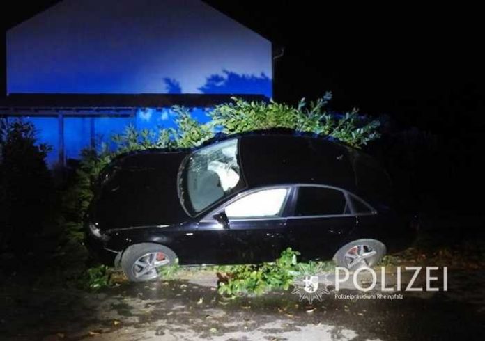 Das Auto in der Schräglage - Die Polizei ermittelt derzeit die Unfallursache